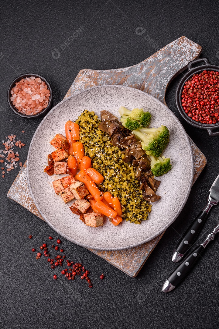Imagem mostra um prato de quinoa com vegetais, que se assemelha a uma salada de quinoa