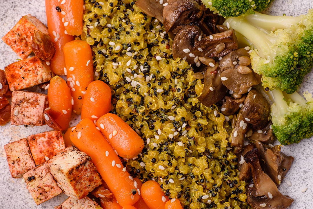 Imagem mostra um prato de quinoa com vegetais, que se assemelha a uma salada de quinoa