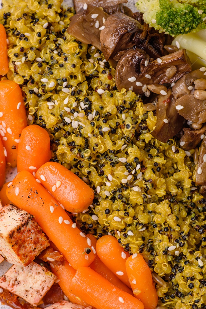 Imagem mostra um prato de quinoa com vegetais, que se assemelha a uma salada de quinoa