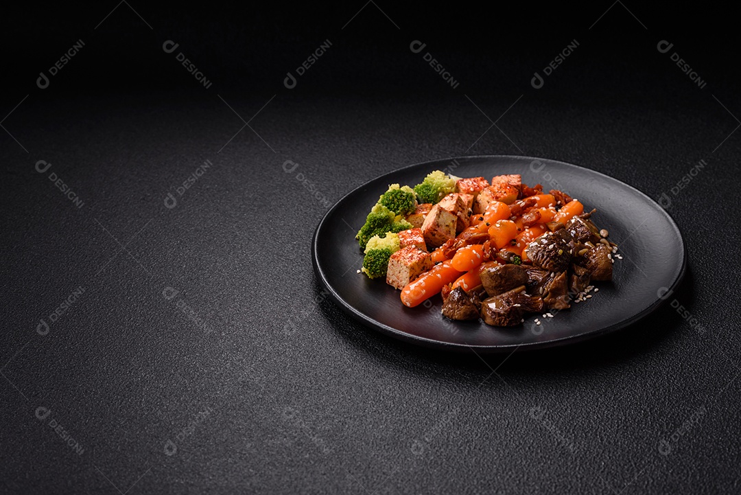 Imagem mostra um prato de quinoa com vegetais, que se assemelha a uma salada de quinoa