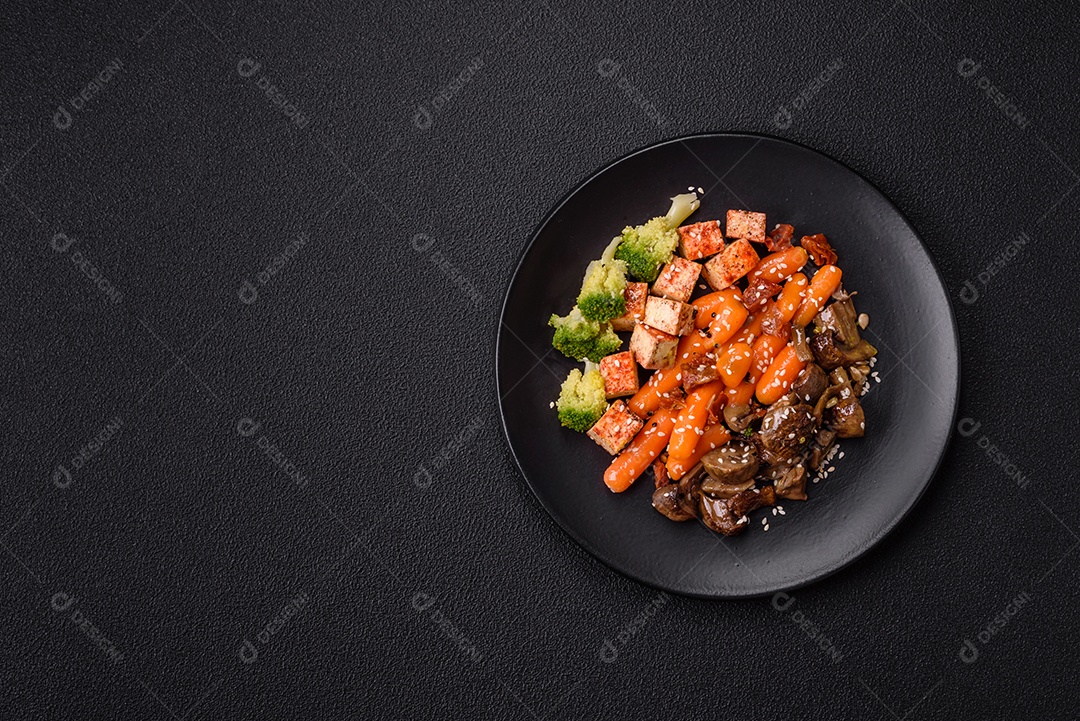Imagem mostra um prato de quinoa com vegetais, que se assemelha a uma salada de quinoa