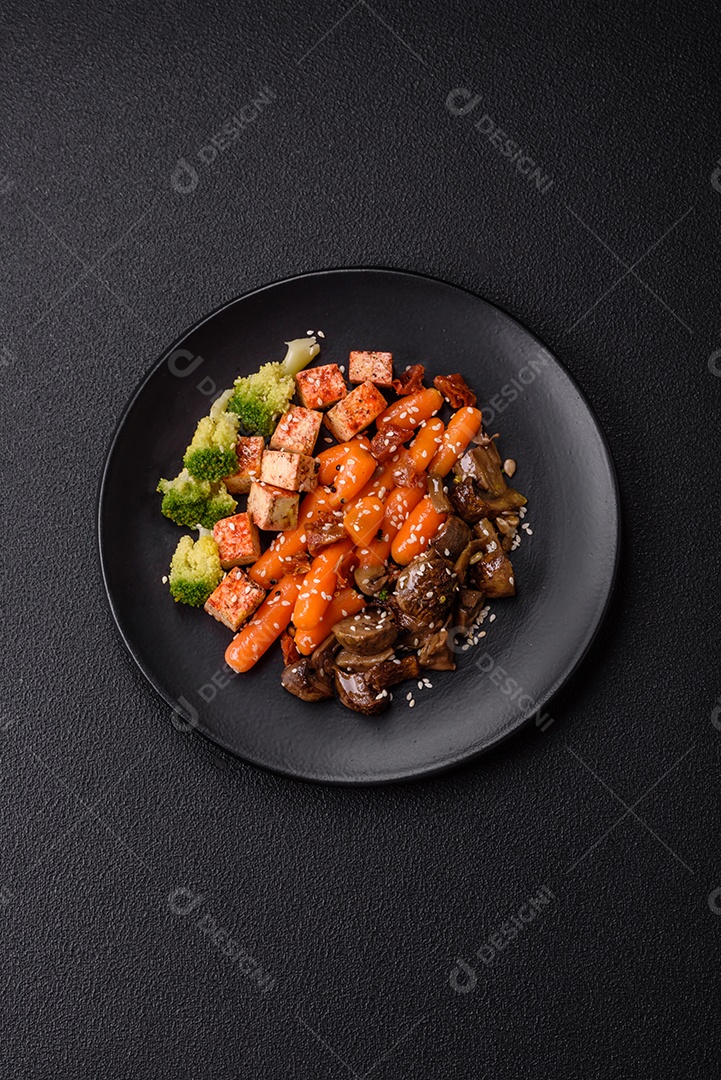 Imagem mostra um prato de quinoa com vegetais, que se assemelha a uma salada de quinoa