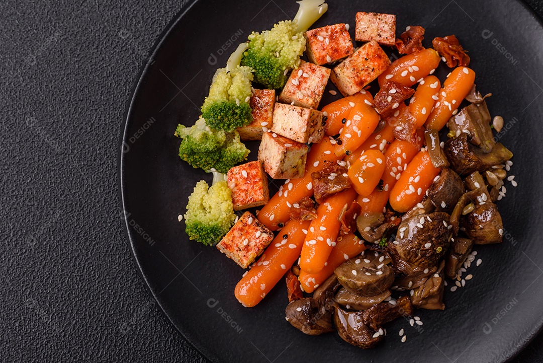 Imagem mostra um prato de quinoa com vegetais, que se assemelha a uma salada de quinoa