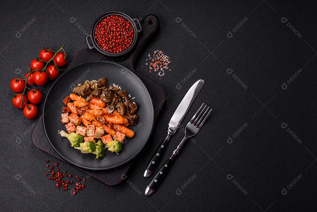 Imagem mostra um prato de quinoa com vegetais, que se assemelha a uma salada de quinoa