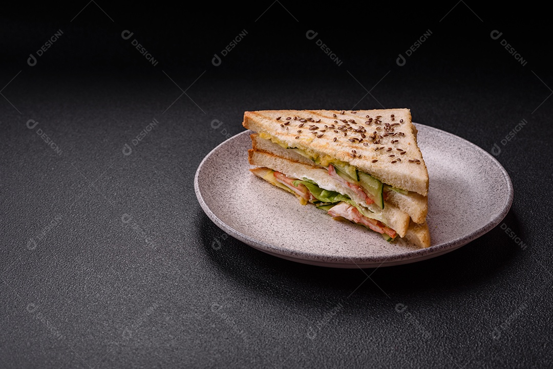 Pão com sementes em uma mesa de concreto