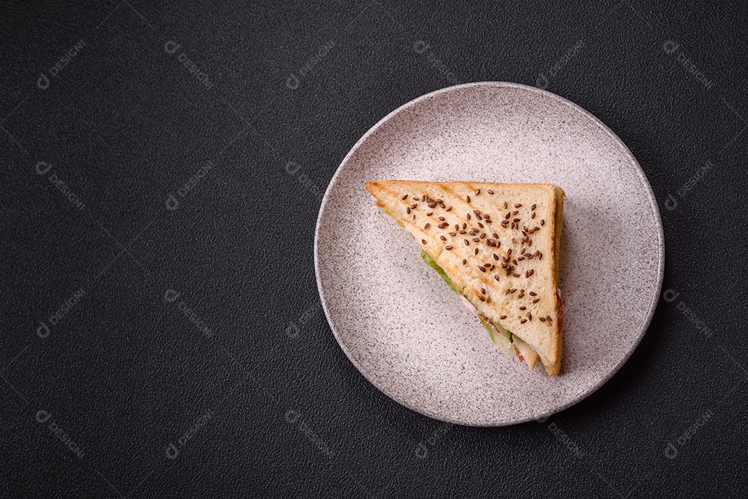 Pão com sementes em uma mesa de concreto