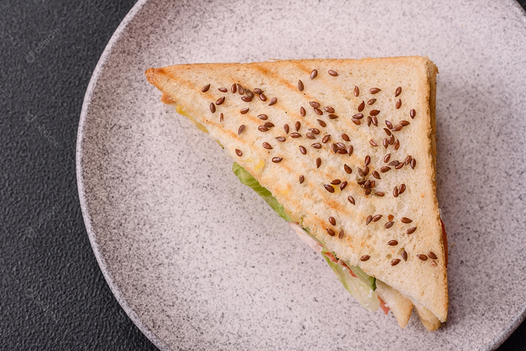 Pão com sementes em uma mesa de concreto