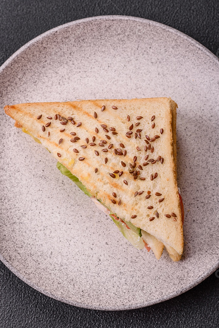 Pão com sementes em uma mesa de concreto