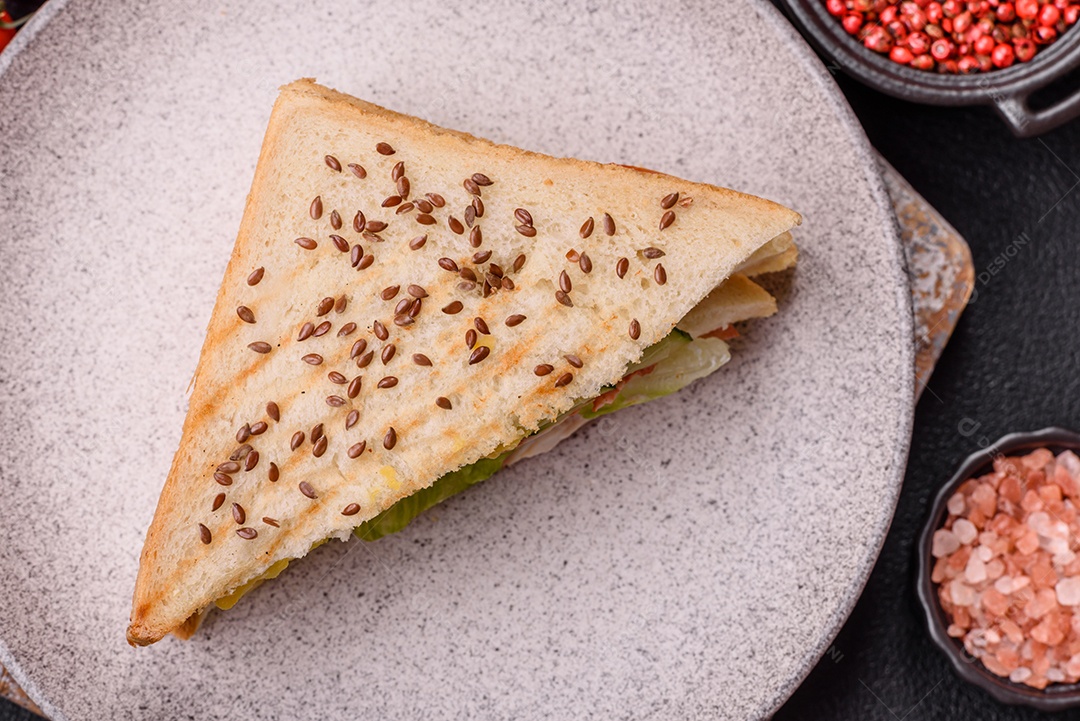 Pão com sementes em uma mesa de concreto