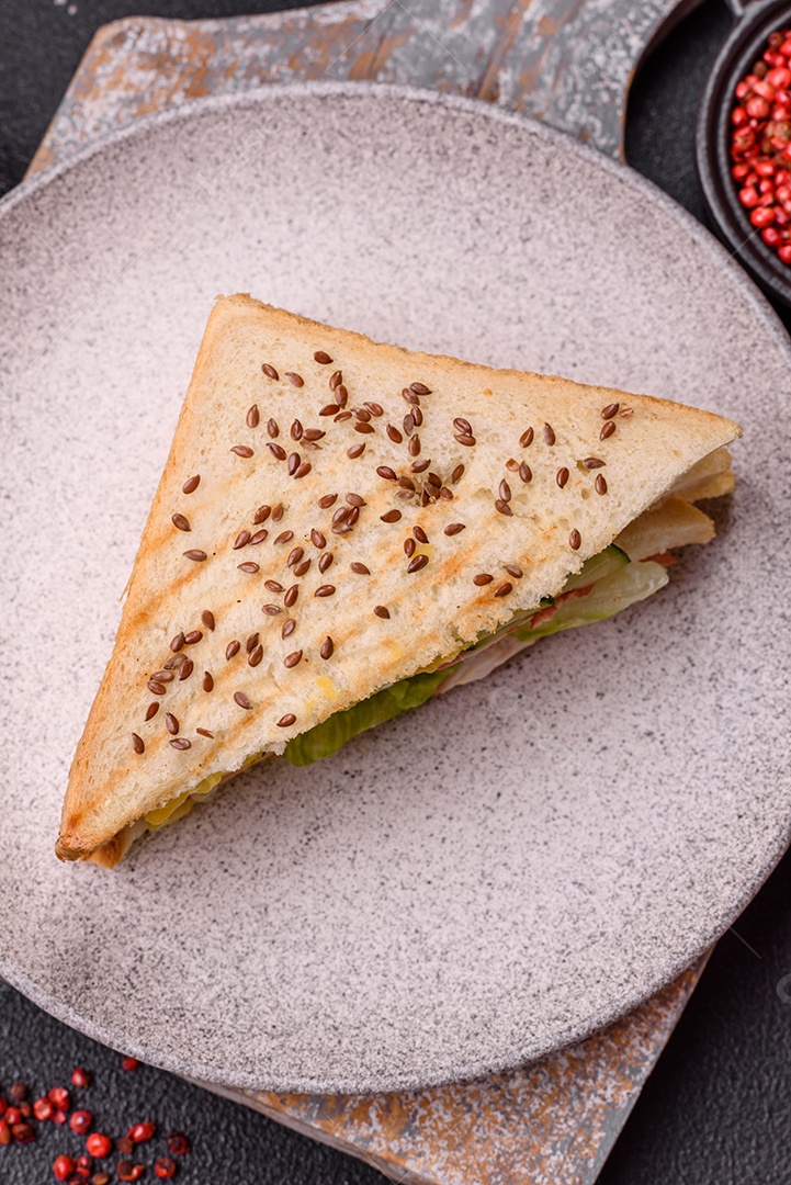Pão com sementes em uma mesa de concreto