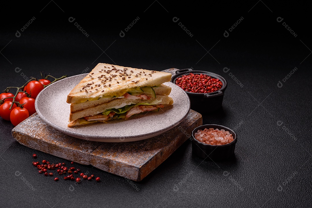 Pão com sementes em uma mesa de concreto