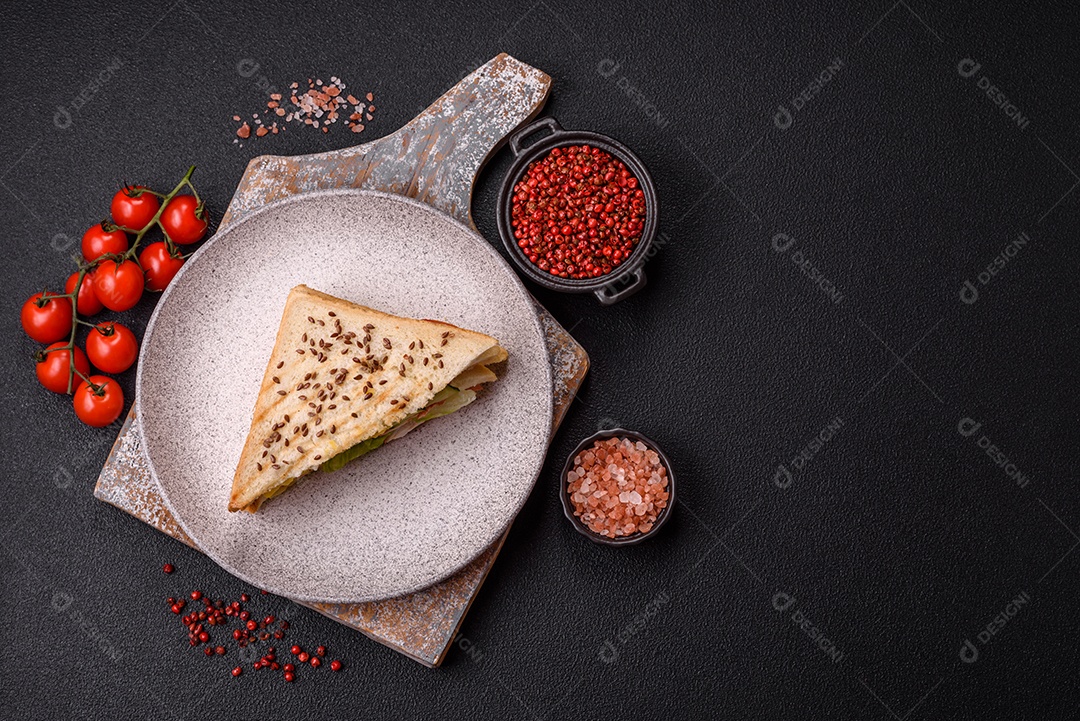 Pão com sementes em uma mesa de concreto