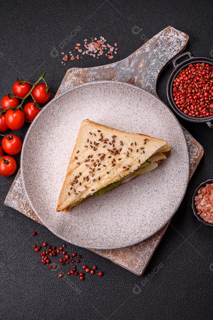 Pão com sementes em uma mesa de concreto