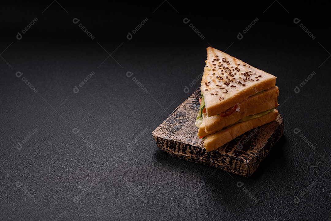 Pão com sementes em uma mesa de concreto