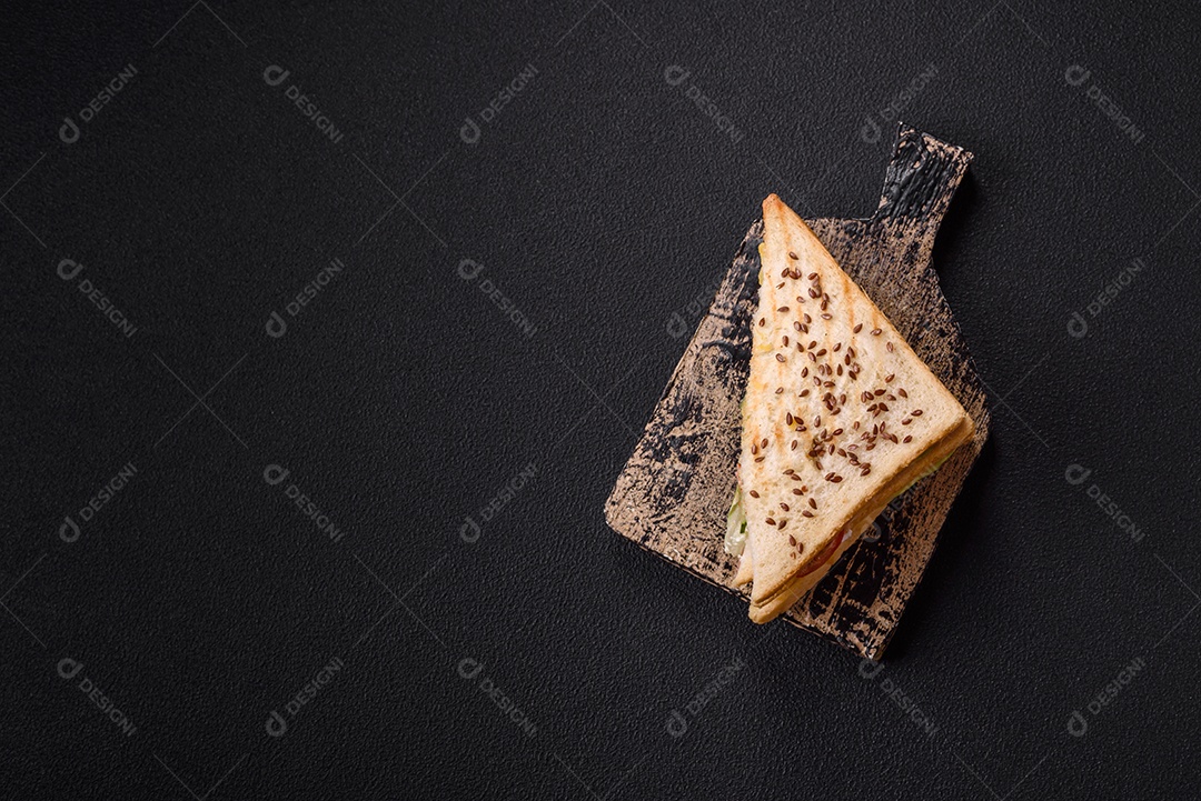 Pão com sementes em uma mesa de concreto