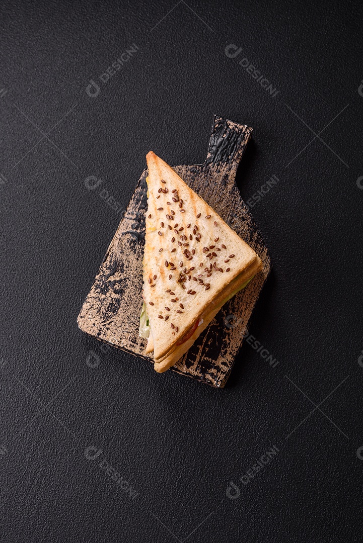 Pão com sementes em uma mesa de concreto