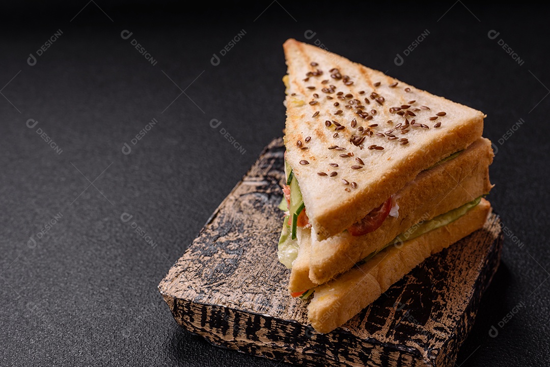 Pão com sementes em uma mesa de concreto