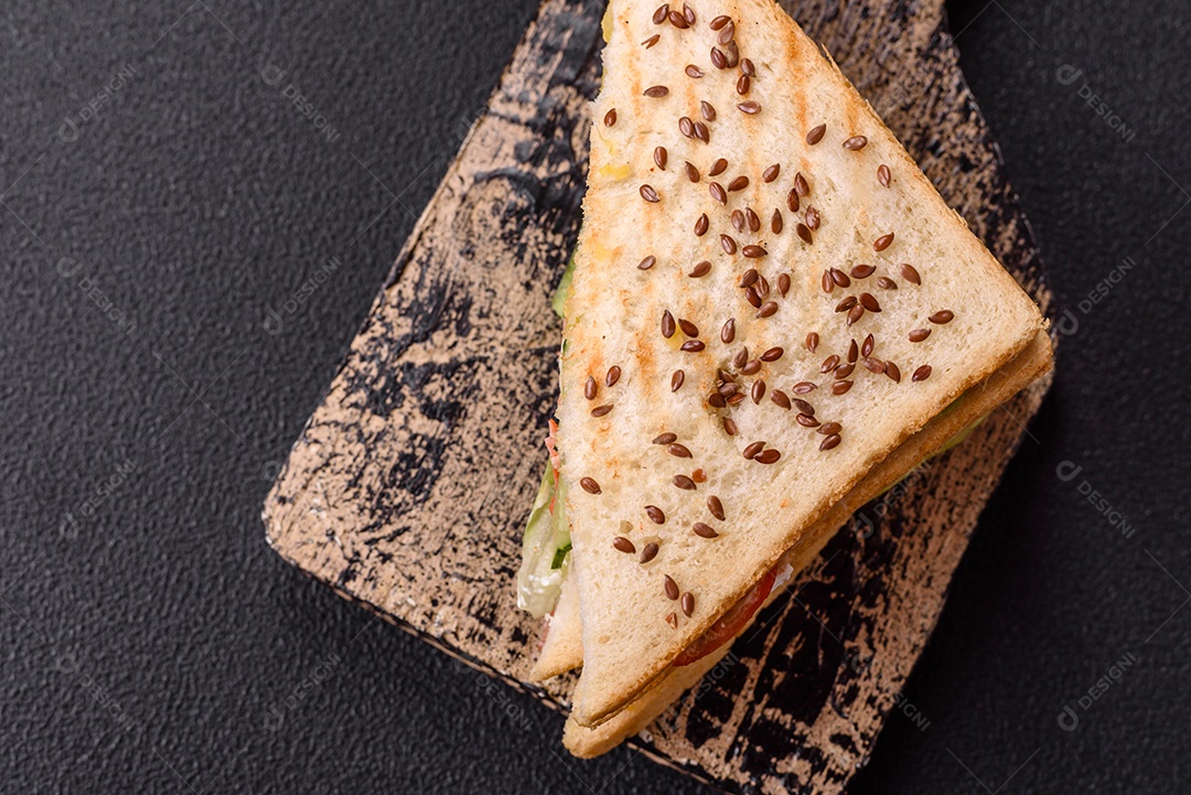 Pão com sementes em uma mesa de concreto