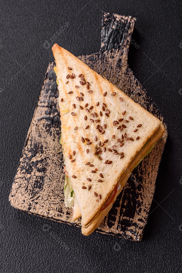 Pão com sementes em uma mesa de concreto