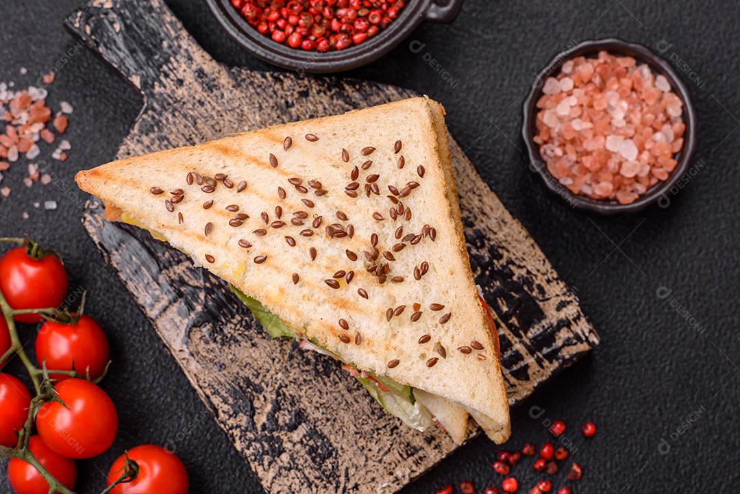 Pão com sementes em uma mesa de concreto