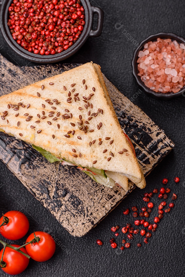 Pão com sementes em uma mesa de concreto