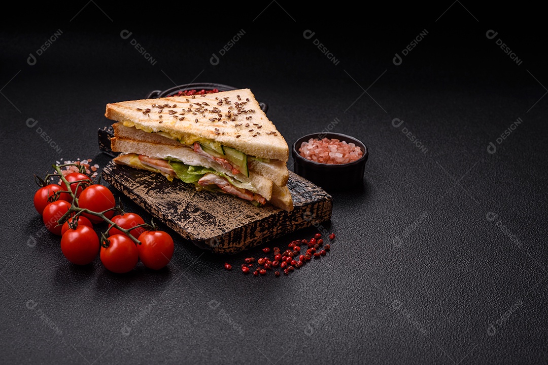 Pão com sementes em uma mesa de concreto