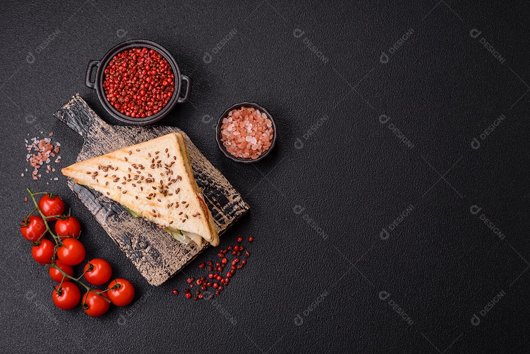 Pão com sementes em uma mesa de concreto