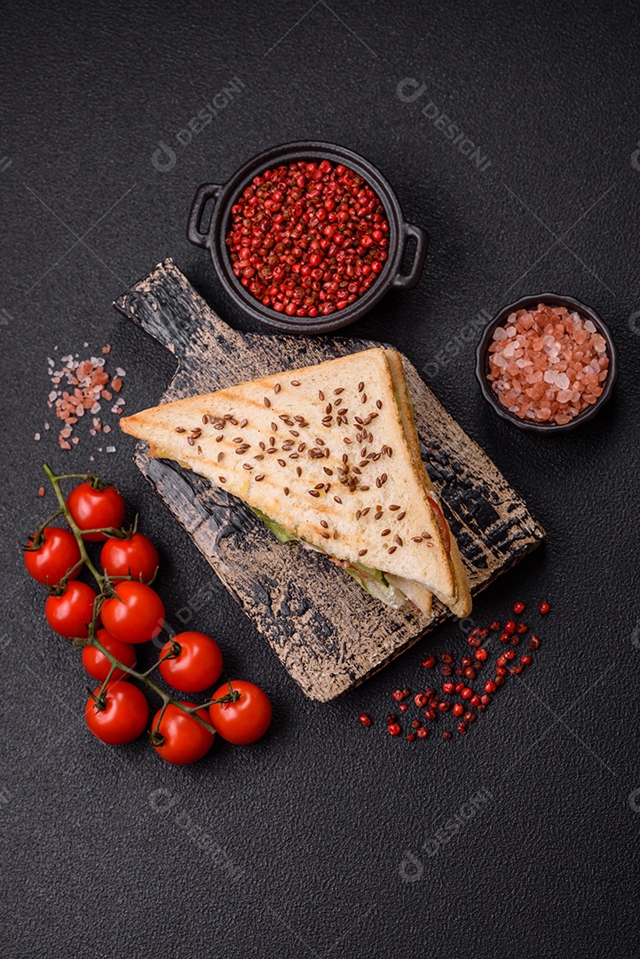 Pão com sementes em uma mesa de concreto