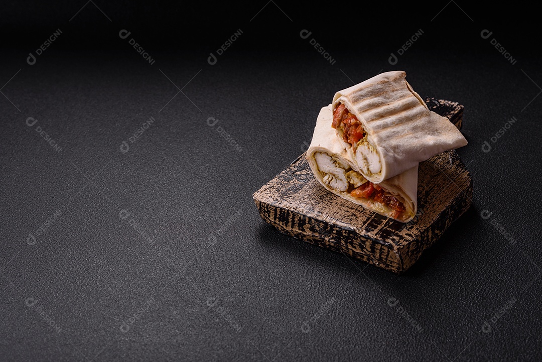 Imagem mostra dois wraps ou shawarmas cortados ao meio e servidos em um prato