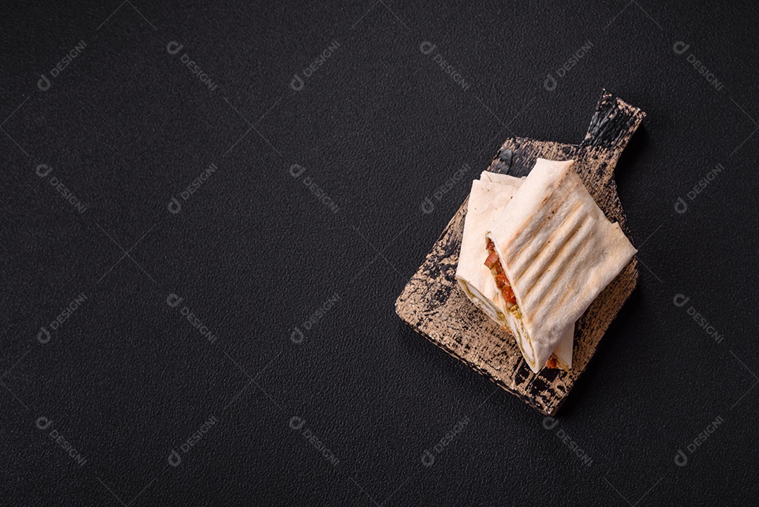 Imagem mostra dois wraps ou shawarmas cortados ao meio e servidos em um prato