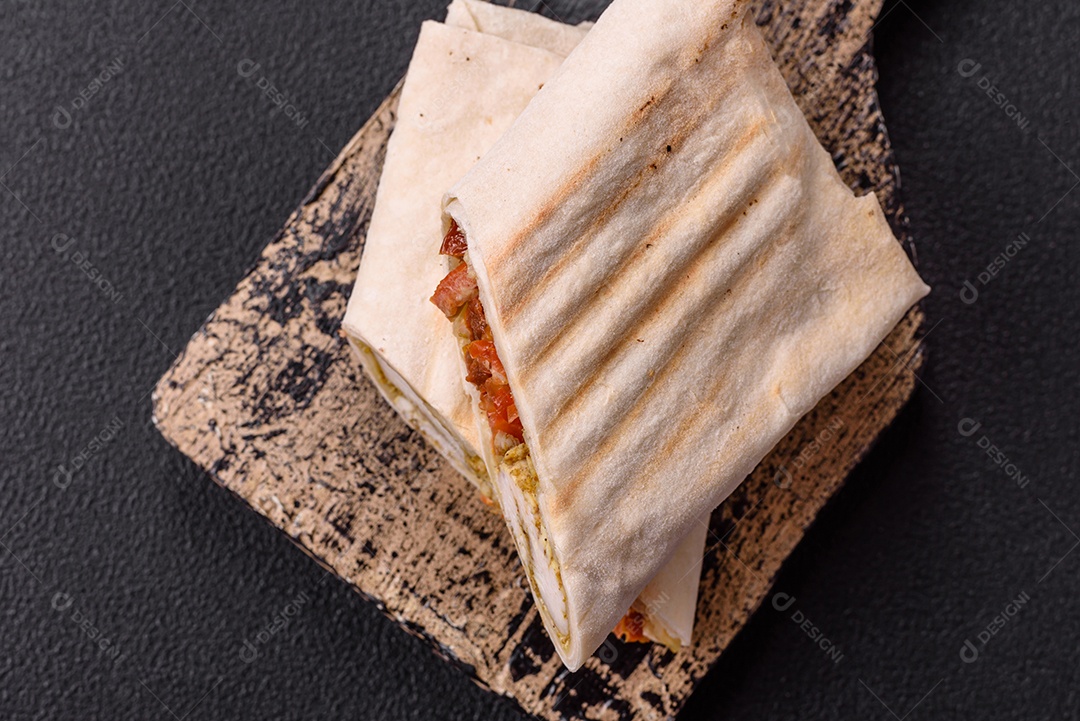Imagem mostra dois wraps ou shawarmas cortados ao meio e servidos em um prato