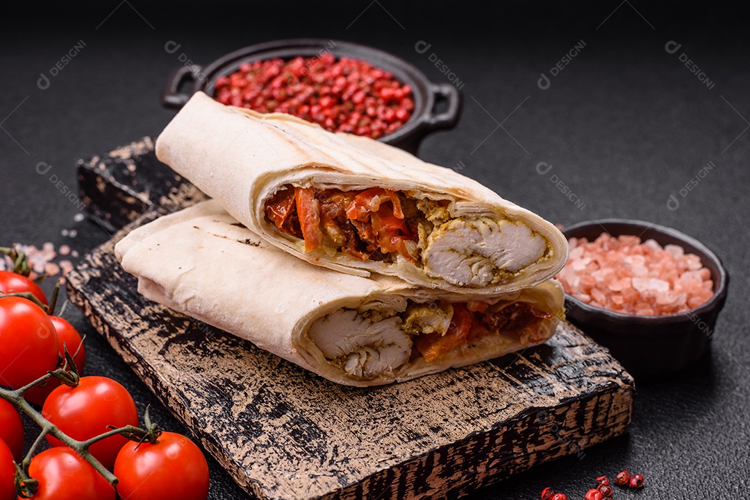 Imagem mostra dois wraps ou shawarmas cortados ao meio e servidos em um prato