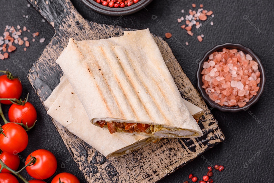 Imagem mostra dois wraps ou shawarmas cortados ao meio e servidos em um prato