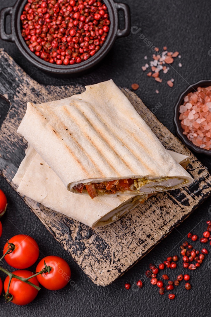 Imagem mostra dois wraps ou shawarmas cortados ao meio e servidos em um prato