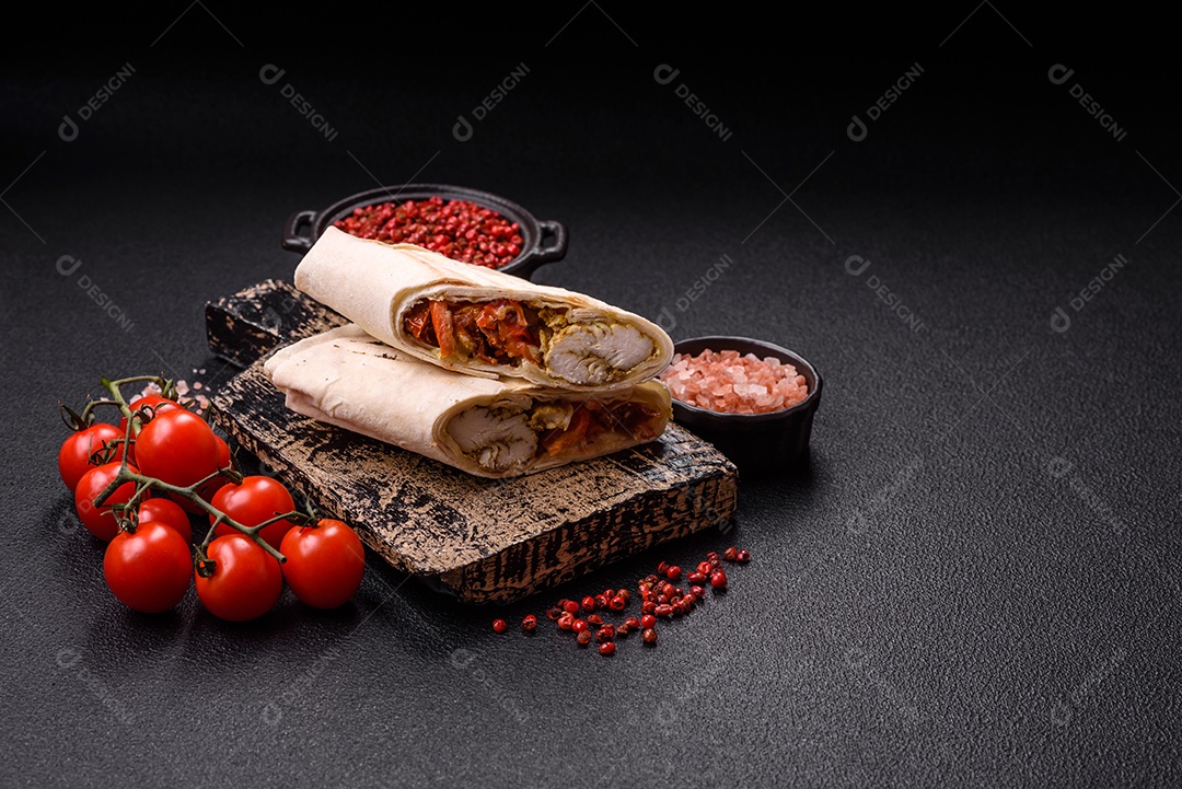 Imagem mostra dois wraps ou shawarmas cortados ao meio e servidos em um prato