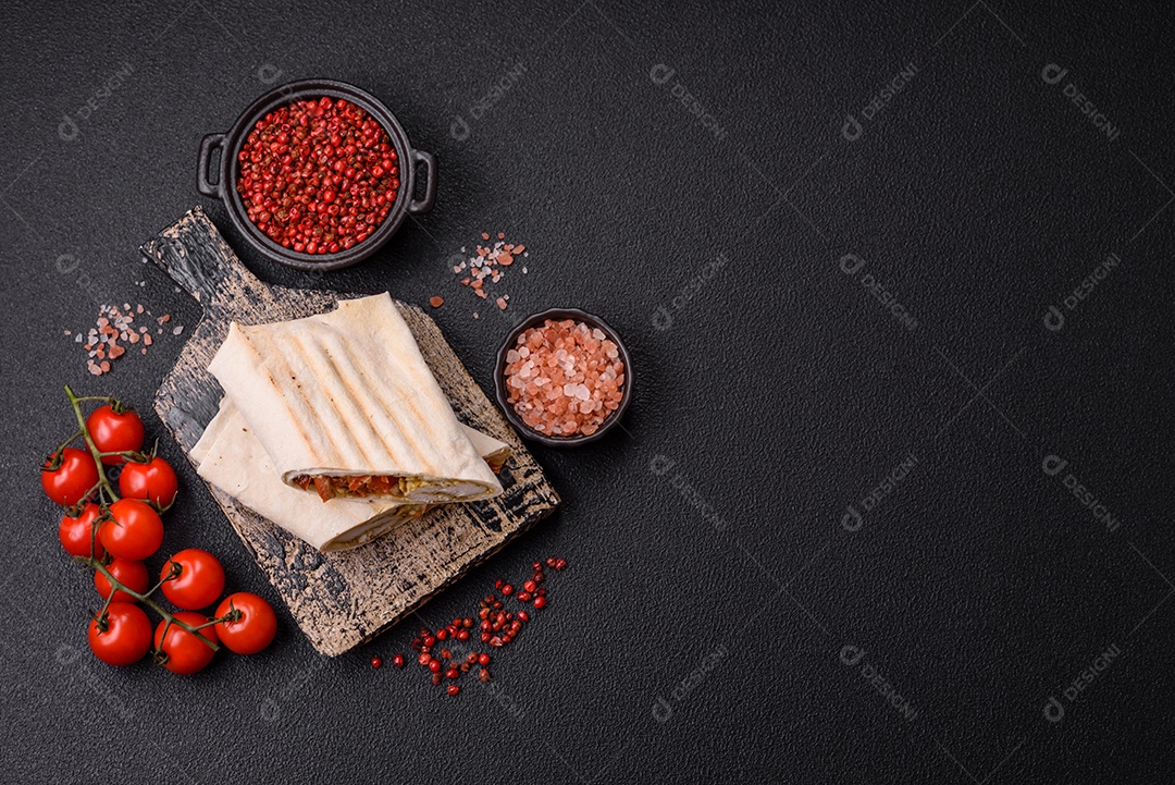 Imagem mostra dois wraps ou shawarmas cortados ao meio e servidos em um prato