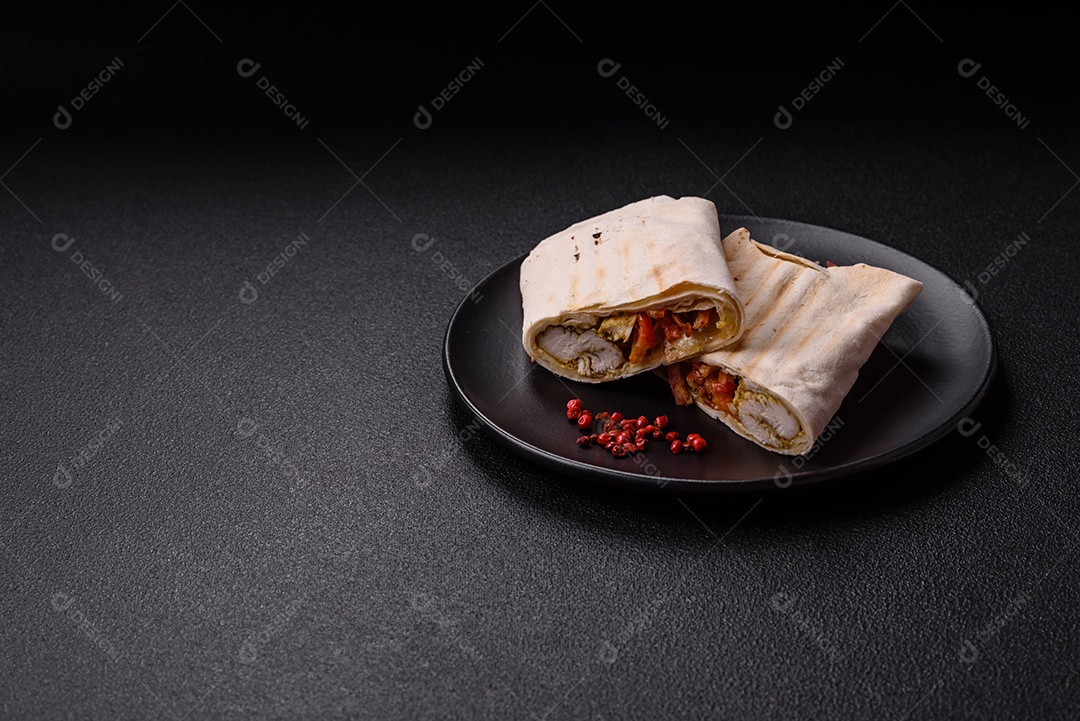 Imagem mostra dois wraps ou shawarmas cortados ao meio e servidos em um prato