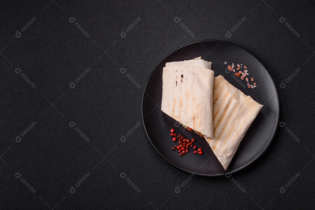 Imagem mostra dois wraps ou shawarmas cortados ao meio e servidos em um prato