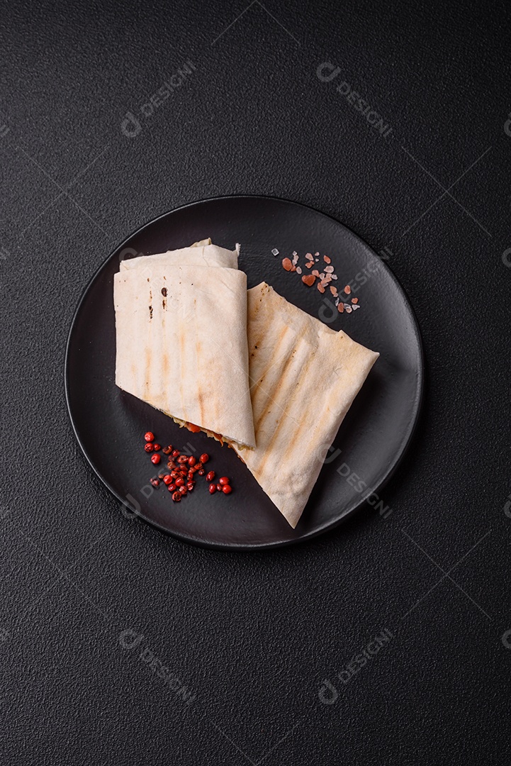 Imagem mostra dois wraps ou shawarmas cortados ao meio e servidos em um prato