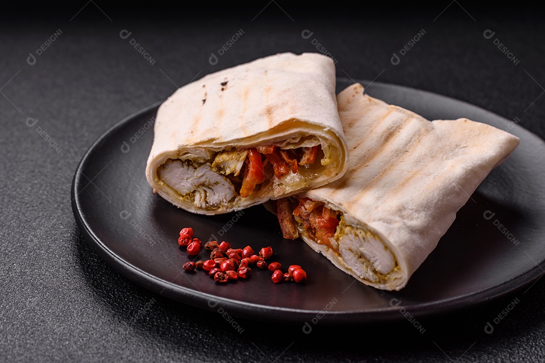 Imagem mostra dois wraps ou shawarmas cortados ao meio e servidos em um prato