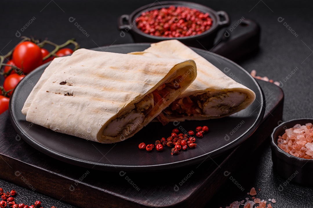 Imagem mostra dois wraps ou shawarmas cortados ao meio e servidos em um prato