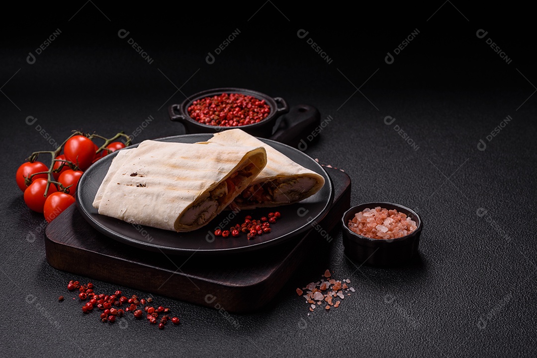 Imagem mostra dois wraps ou shawarmas cortados ao meio e servidos em um prato