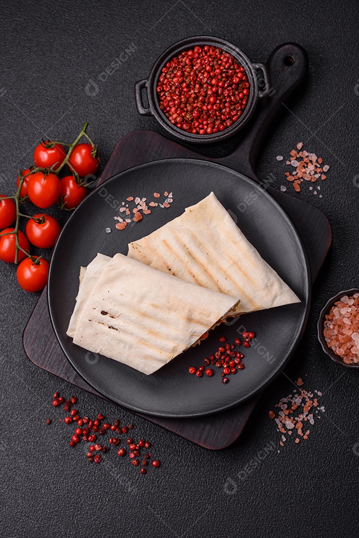 Imagem mostra dois wraps ou shawarmas cortados ao meio e servidos em um prato