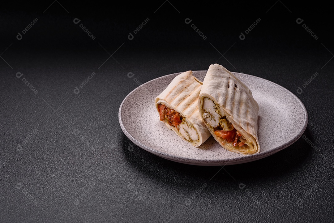 Imagem mostra dois wraps ou shawarmas cortados ao meio e servidos em um prato