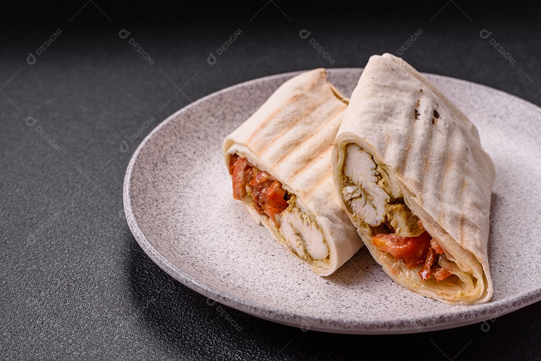 Imagem mostra dois wraps ou shawarmas cortados ao meio e servidos em um prato