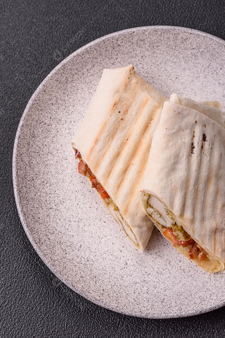 Imagem mostra dois wraps ou shawarmas cortados ao meio e servidos em um prato