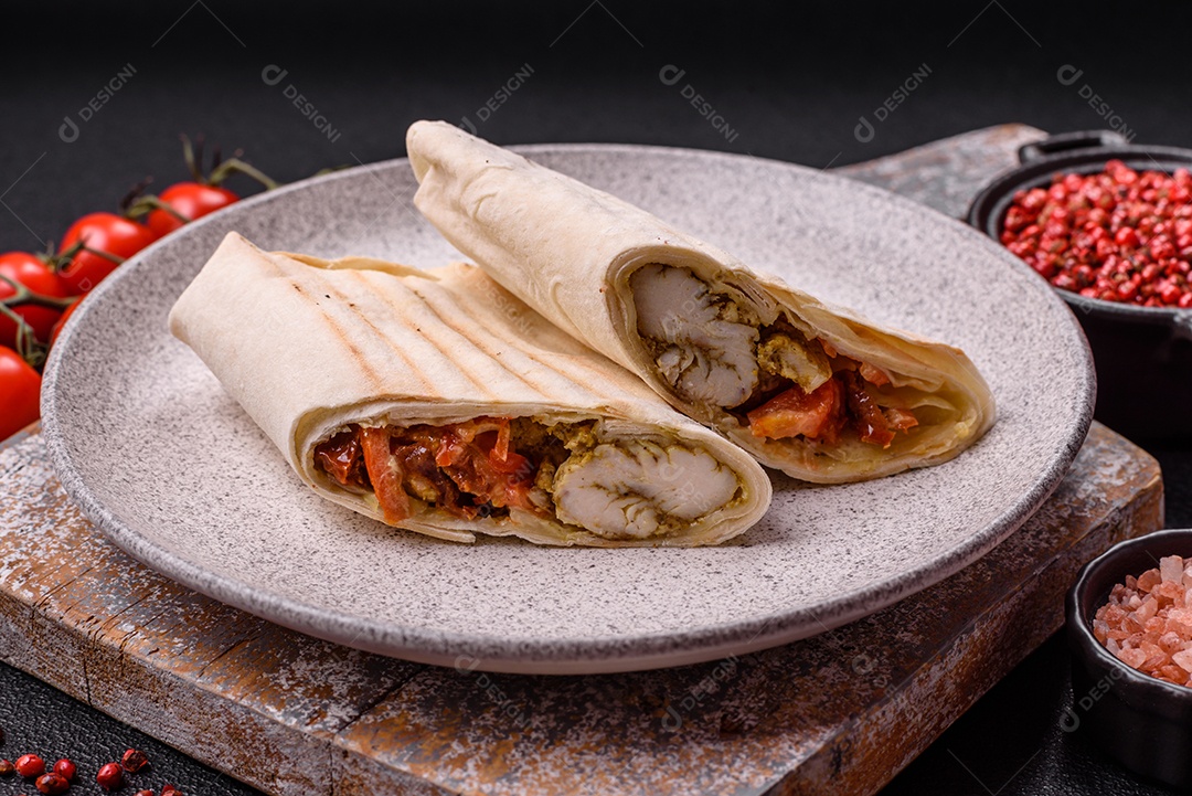 Imagem mostra dois wraps ou shawarmas cortados ao meio e servidos em um prato