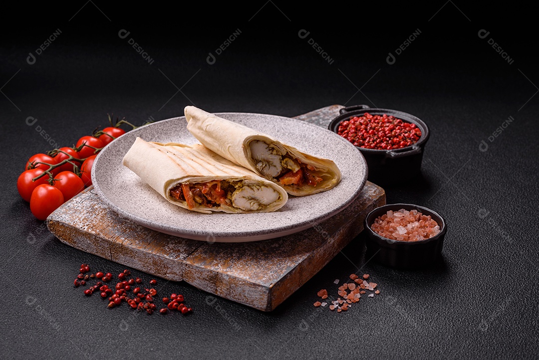 Imagem mostra dois wraps ou shawarmas cortados ao meio e servidos em um prato