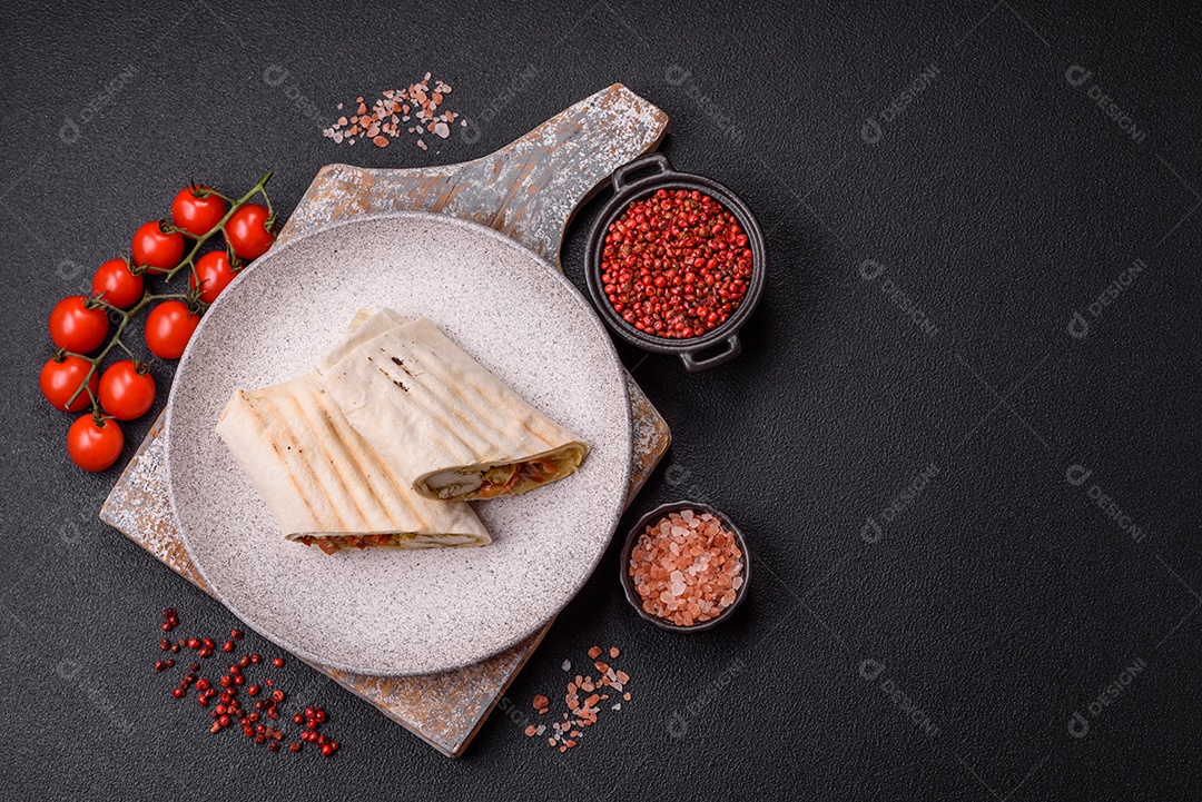 Imagem mostra dois wraps ou shawarmas cortados ao meio e servidos em um prato