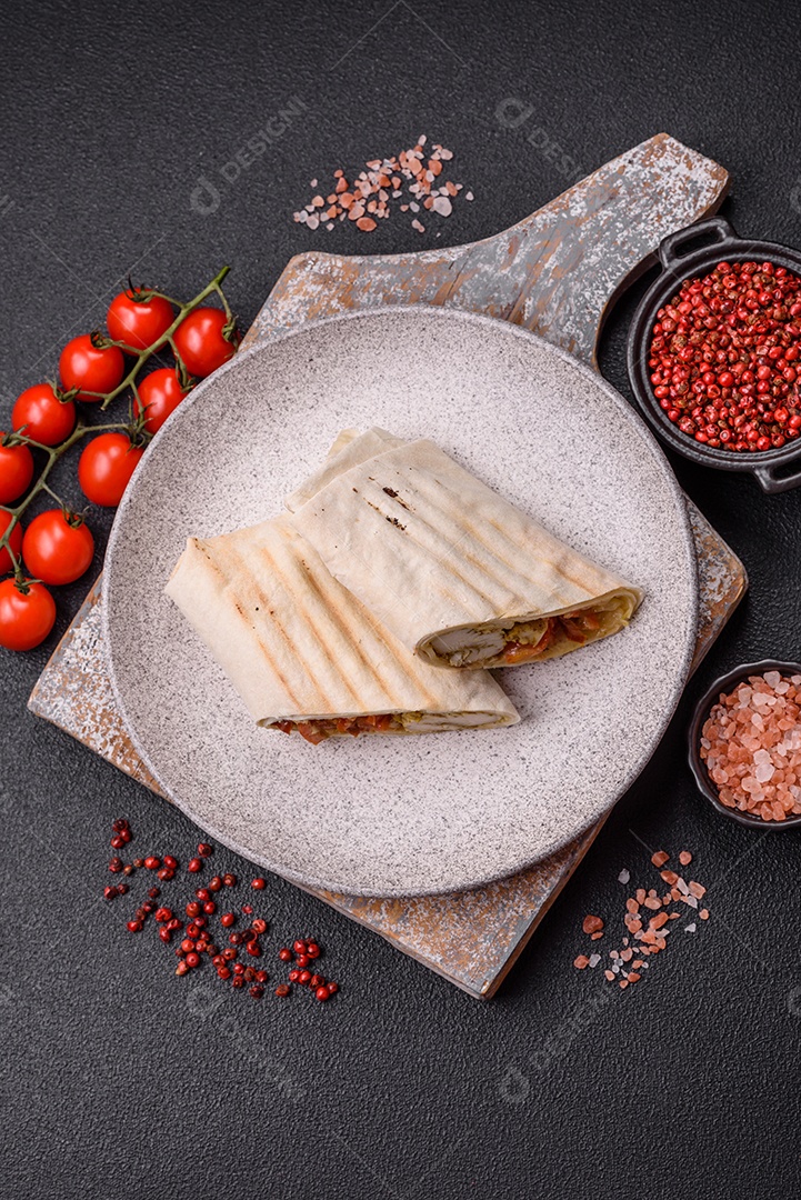 Imagem mostra dois wraps ou shawarmas cortados ao meio e servidos em um prato